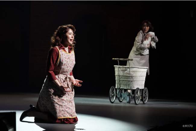 左より)ミセス・ジョンストン役 堀内敬子、ミセス・ライオンズ役 一路真輝 左より)ミセス・ジョンストン役 堀内敬子、ミセス・ライオンズ役 一路真輝