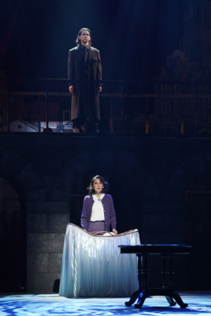 上)ナレーター役 伊礼彼方、下)ミセス・ライオンズ役 一路真輝 上)ナレーター役 伊礼彼方、下)ミセス・ライオンズ役 一路真輝