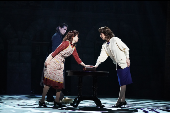 左手前)ミセス・ジョンストン役 堀内敬子、左奥)ナレーター役 伊礼彼方、右)ミセス・ライオンズ役 一路真輝 左手前)ミセス・ジョンストン役 堀内敬子、左奥)ナレーター役 伊礼彼方、右)ミセス・ライオンズ役 一路真輝