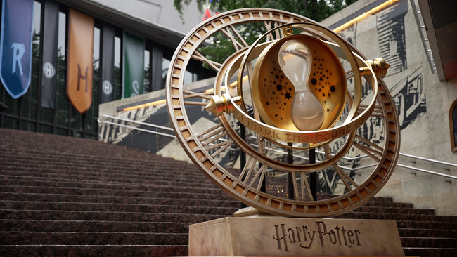 (C) & (TM) Warner Bros. Entertainment Inc. Publishing Rights (C) JKR. (s22)