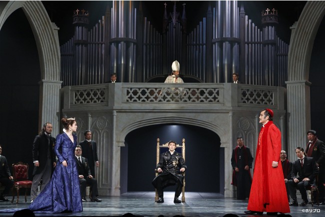 2020年公演より 中央左)宮本裕子/中央)阿部 寛/中央右)吉田鋼太郎 撮影:渡部孝弘 2020年公演より 中央左)宮本裕子/中央)阿部 寛/中央右)吉田鋼太郎 撮影:渡部孝弘