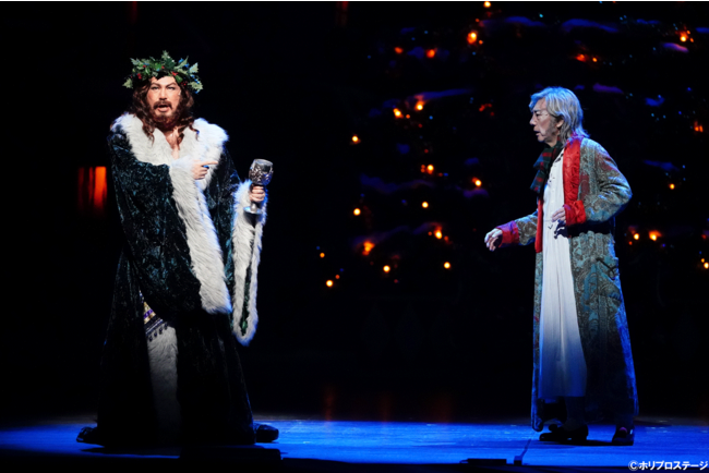 左より)現在のクリスマスの精霊役-今井清隆、スクルージ役-市村正親 左より)現在のクリスマスの精霊役-今井清隆、スクルージ役-市村正親