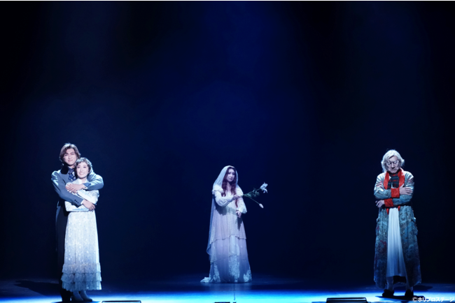 左より)イザベル役 実咲凜音、若き日のスクルージ役 相葉裕樹、過去のクリスマスの精霊役 愛原実花、スクルージ役 市村正親 左より)イザベル役 実咲凜音、若き日のスクルージ役 相葉裕樹、過去のクリスマスの精霊役 愛原実花、スクルージ役 市村正親