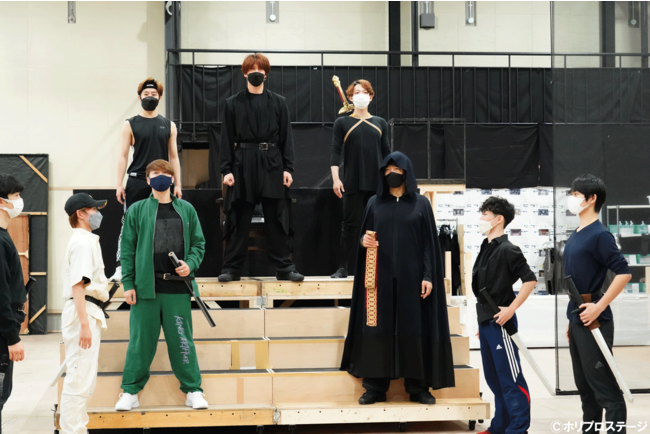 左から)ケイ:東山光明、マーリン:石川禅、アーサー:浦井健治 左から)ケイ:東山光明、マーリン:石川禅、アーサー:浦井健治