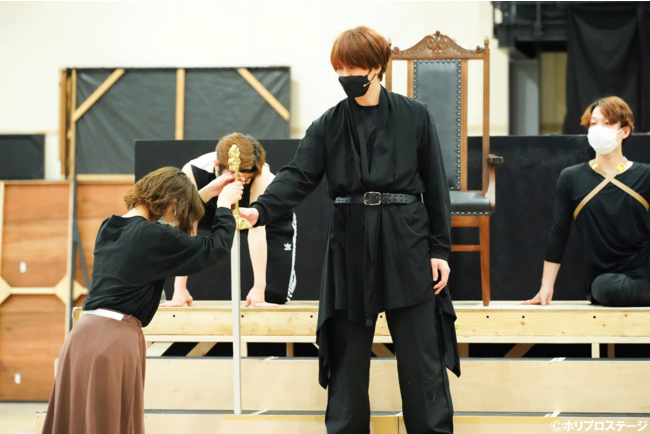 左から)グィネヴィア:宮澤佐江、アーサー:浦井健治 左から)グィネヴィア:宮澤佐江、アーサー:浦井健治