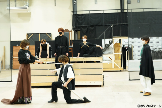 左から)グィネヴィア:宮澤佐江、ランスロット:平間壮一、アーサー:浦井健治、ガウェイン:小林亮太 左から)グィネヴィア:宮澤佐江、ランスロット:平間壮一、アーサー:浦井健治、ガウェイン:小林亮太