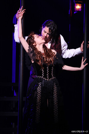 上)ハイド役:柿澤勇人 下)ルーシー役:真彩希帆 上)ハイド役:柿澤勇人 下)ルーシー役:真彩希帆