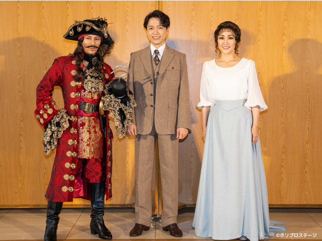 左から)フック船長/チャールズ・フローマン役:武田真治、ジェームズ・バリ役:山崎育三郎、シルヴィア・デイヴィス役:濱田めぐみ 左から)フック船長/チャールズ・フローマン役:武田真治、ジェームズ・バリ役:山崎育三郎、シルヴィア・デイヴィス役:濱田めぐみ