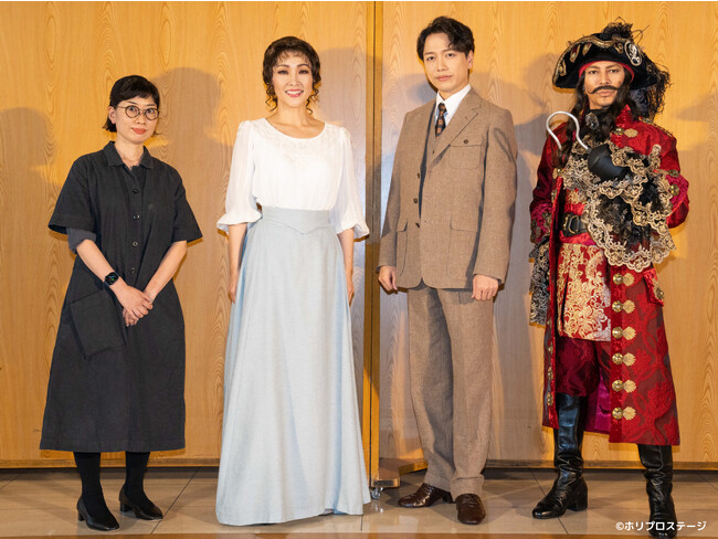 左から)翻訳・演出:小山ゆうな、シルヴィア・デイヴィス役:濱田めぐみ、ジェームズ・バリ役:山崎育三郎、フック船長/チャールズ・フローマン役:武田真治 左から)翻訳・演出:小山ゆうな、シルヴィア・デイヴィス役:濱田めぐみ、ジェームズ・バリ役:山崎育三郎、フック船長/チャールズ・フローマン役:武田真治