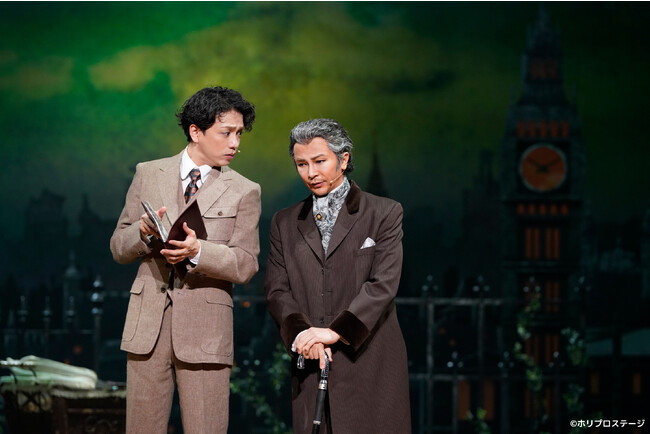 左から)ジェームズ・バリ役:山崎育三郎、チャールズ・フローマン役:武田真治 左から)ジェームズ・バリ役:山崎育三郎、チャールズ・フローマン役:武田真治