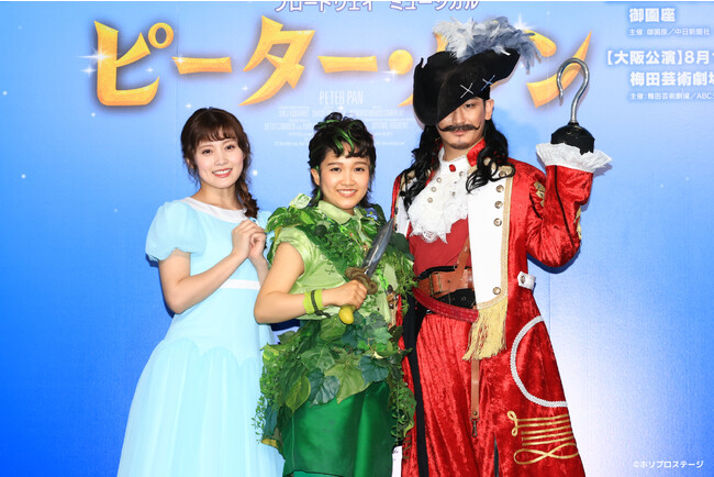 左から）ウェンディ：岡部 麟（AKB48）、ピーター・パン：山崎玲奈、フック船長：小野田龍之介