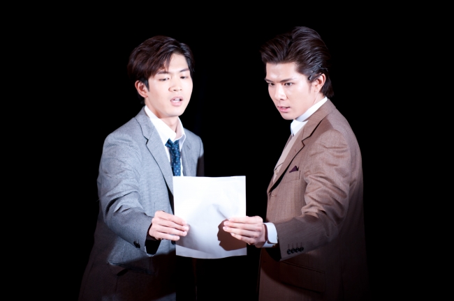 左より）松下洸平、柿澤　2011年ミュージカル『スリル・ミー』舞台写真より