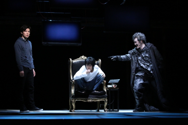 左より）柿澤、小池徹平、吉田鋼太郎　2015年『デスノートTHE MUSICAL』舞台写真より