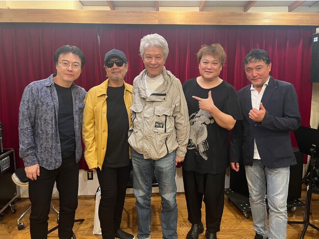 左から、養父 貴 (g)、斉藤ノヴ (per)、鹿賀丈史、桑山哲也 (acc)、古川展生 (vc) 左から、養父 貴 (g)、斉藤ノヴ (per)、鹿賀丈史、桑山哲也 (acc)、古川展生 (vc)