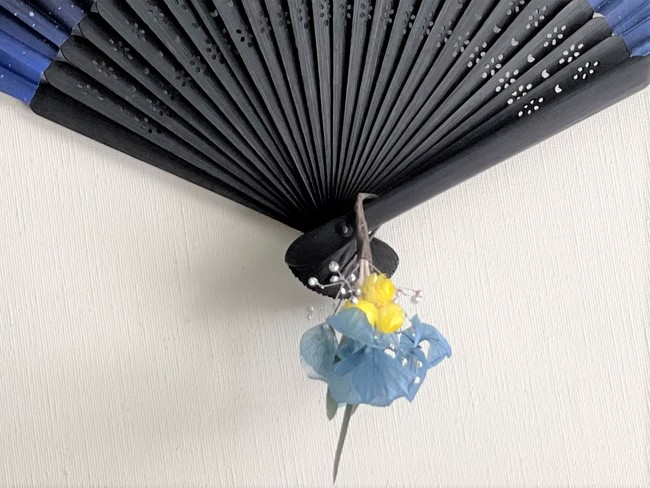 扇子の親骨にワイヤーを括って留めています 扇子の親骨にワイヤーを括って留めています