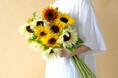 夏が来たら、ヒマワリ。花言葉は「あなただけを見つめる」「情熱」「憧れ」まっすぐな想いを届ける、7月に贈りたい花