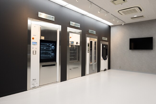 ▲ショールーム内の展示機器 （左から ウォッシャーディスインフェクター RU 型 、 ウォッシャ ーディ スインフェクター RA 型 、 システム乾燥器 RL 型、過酸化水素ガス滅菌器 XZ 型）