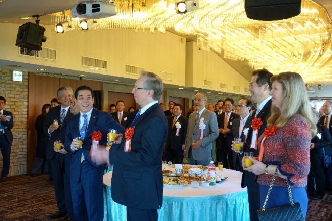 ▲歓迎の乾杯（中央：ガルージン大使）