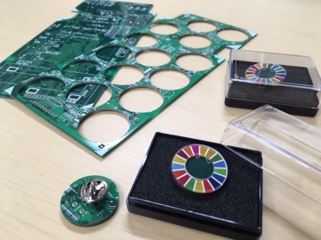 ▲廃材の基盤を再利用して作った「SDGｓバッジ」