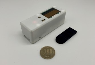 ポータブル血液分析デバイスのイメージ(500円玉はサイズの参考です)