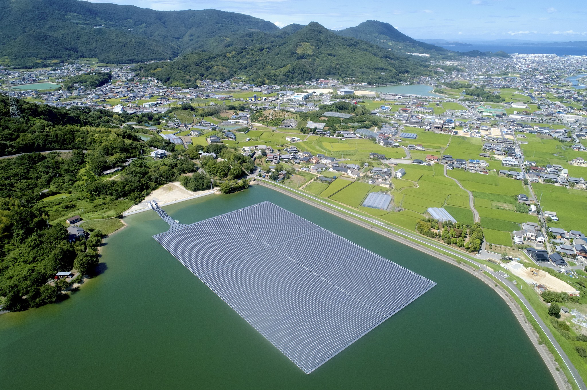 太陽ホールディングス子会社太陽グリーンエナジーが香川県、岐阜県に新たに水上太陽光発電所を開所｜太陽ホールディングス