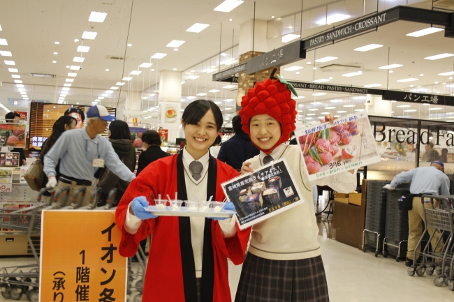 宮崎学園高校生が店頭に立って販売も行いました。
