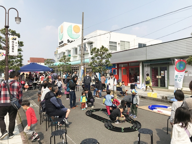 地域を「楽しむ」仕掛けの一つが新富町商店街で開催しているこゆ朝市。県内外から多様な人材が集まるコミュニティが形成され、新たな関係人口を呼び込んでいます。