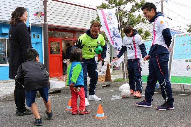 商店街で開催しているこゆ財団主催「こゆ朝市」にはテゲバジャーロ宮崎の選手が町を訪れる多様な人材と交流する場が設けられています。
