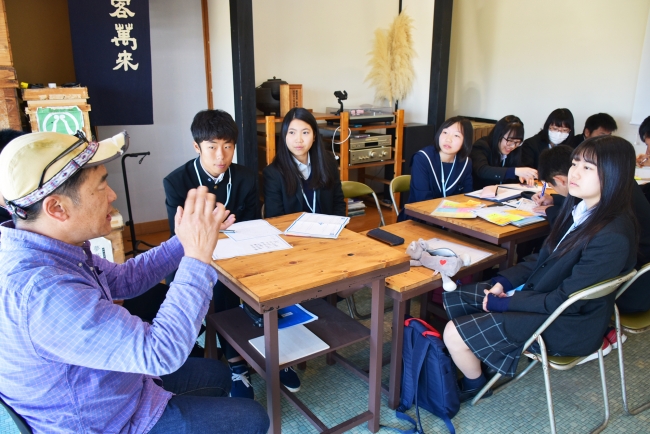 新富町のお茶事業者のもとでさまざまな体験を通じて学ぶ高校生たち（2019年4月の実施時の様子）