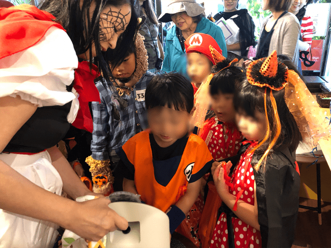 10月20日に新富町商店街でハロウィンパーティーを兼ねて開催された「こゆ夕市」では、仮装した多くの子どもたちが「エミーウォッシュ 」を体験しました。