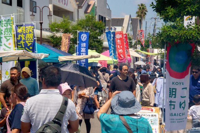 今回の講座では新富町商店街で毎月第三日曜に開催している地域交流マルシェ「こゆ朝市」での実践撮影も行います。