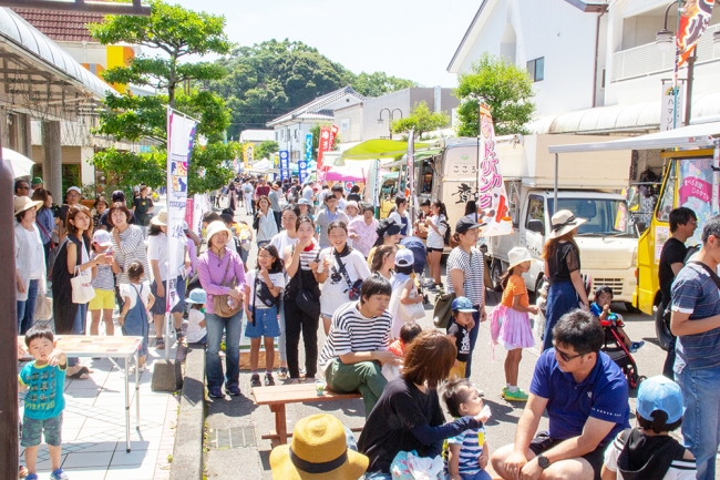 宮崎県新富町では中心市街地で交流の場「こゆ朝市」を開催する中で、郊外地域での場づくりの可能性にもチャンスありと捉えています。