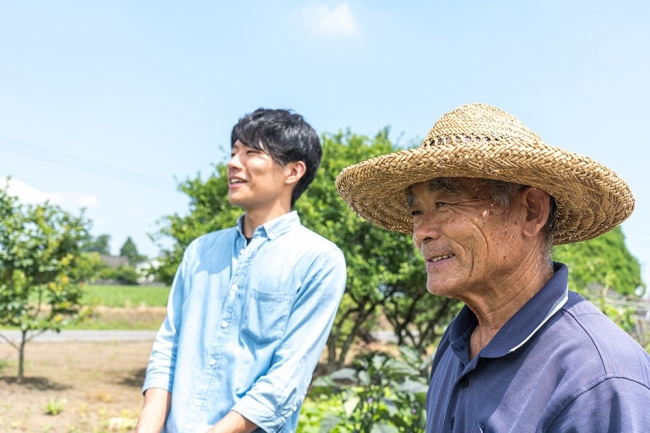 全国に先駆けて、ズッキーニの施設園芸栽培を確立させた、高橋和太郎さん（写真・左）。農業協同組合の元・営農指導者であり、退職した今も栽培研究を続けている現役農家です。