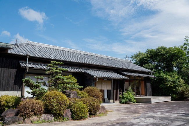 企業研修やワーケーションにも人気。宮崎県新富町にある「一棟貸切宿 茶心」