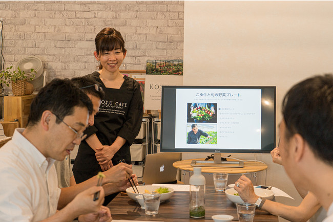 東京からのお客様に向け開催した「新富ガストロノミー」の様子。こゆ野菜の背景や特徴を店長自らが説明しながらコース料理を提供した。