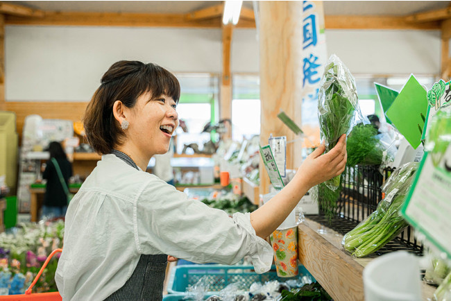 毎朝地元の農産物直売所で野菜を選ぶ、こゆ野菜カフェの永住美香店長。