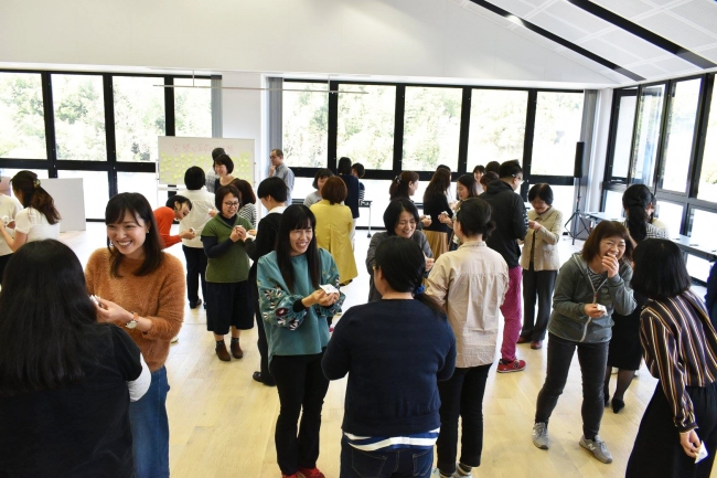 宮崎県新富町で2018年4月・7月の2回にわたって開催した「女性の自己肯定感向上ワークショップ」。小学生から70代まで幅広い年齢の地元女性が集まりました。