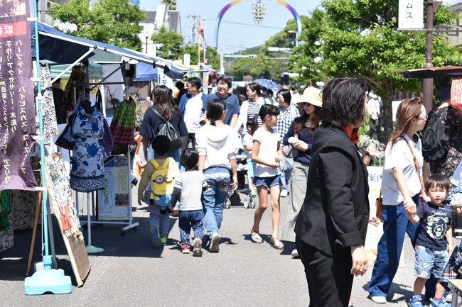 普段は人通りのほとんどない新富町商店街が毎月第三日曜日の3時間だけにぎやかな空間になります。