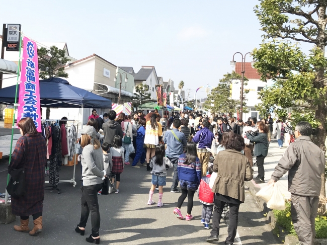 移住者たちが集まる新富町商店街は民泊から徒歩約15分。毎月第三日曜には多くの人出でにぎわう「こゆ朝市」をこゆ財団が主催しています。