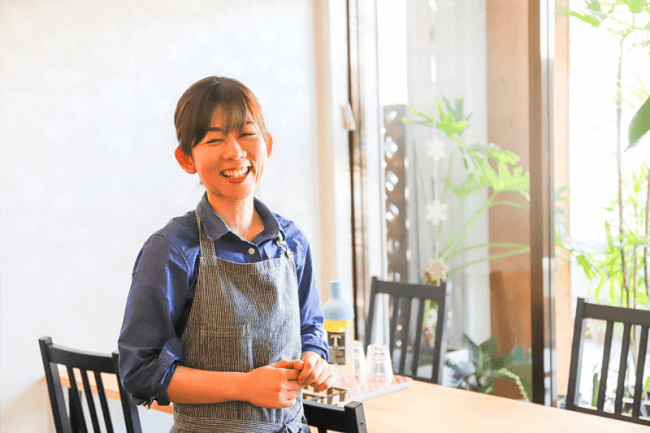 新富町商店街の「こゆ野菜カフェ」店長・永住美香さん。JA直売所や生産者から野菜や果物を買い付け、カフェで提供している。