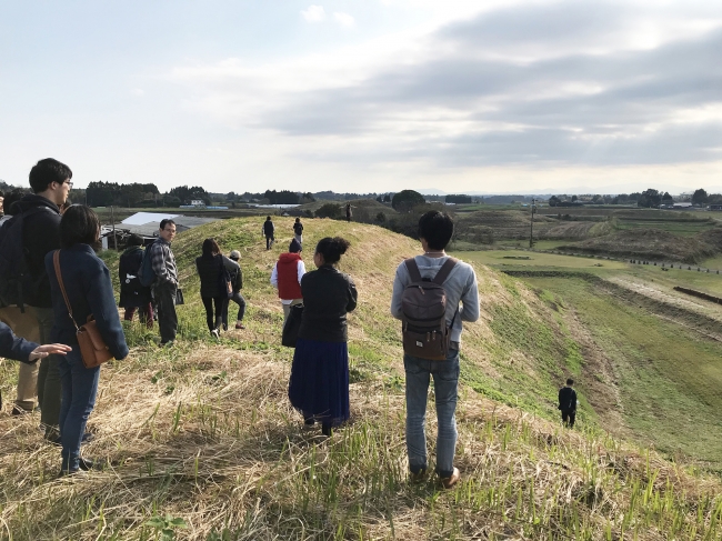 新富町の新田原古墳。東京在住のアートディレクターがここを訪れ、感性を刺激されたことから自身のミッションが変容し、同年に移住した事例が生まれています。