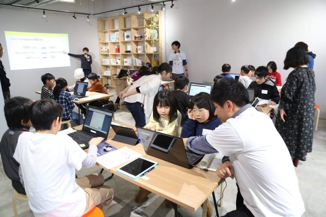 TTT岡山問屋町校の様子。たくさんの子どもたちがプログラミングに親しんでいます。
