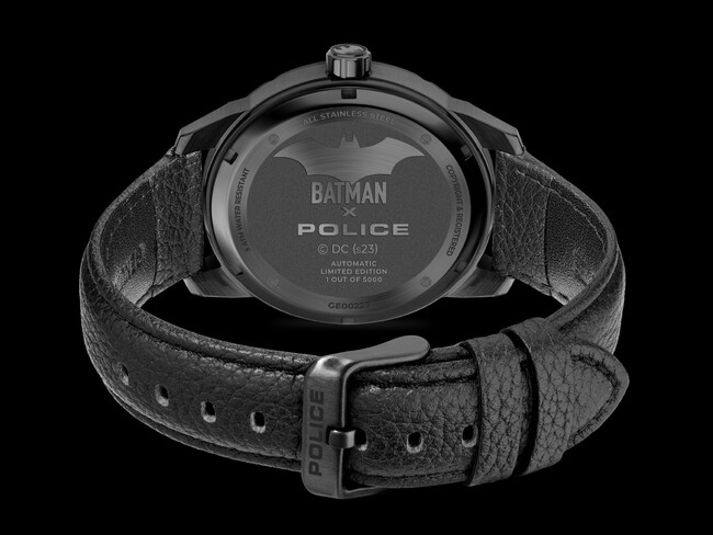 裏蓋にも「BATMAN×POLICE」の刻印入り。 裏蓋にも「BATMAN×POLICE」の刻印入り。
