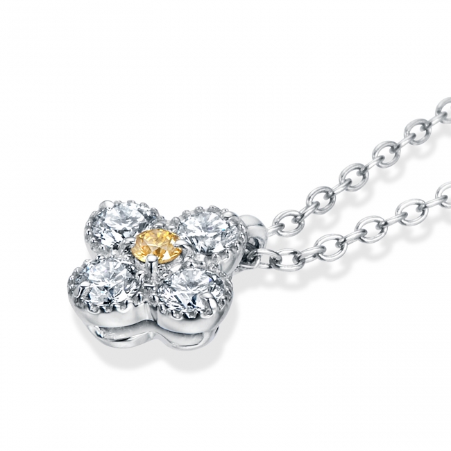 花びらに見立てたダイヤモンドを囲むミル打ちが ダイヤモンドの美しさに、より華やぎを与えます。 限定ペンダント PT950×DIA0.17ct  ￥162,000（税込）