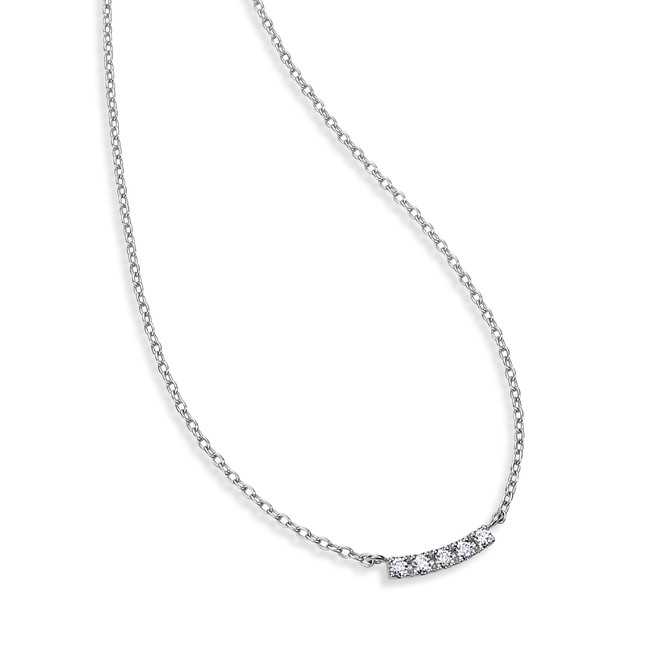 白く高貴な輝きを放つ、繊細なダイヤモンドの連なりが、まるでひとすじの光芒のように魅せる、タイムレスなデザインです。  ペンダント Pt950×DIA0.04ct ￥88,000(税込)