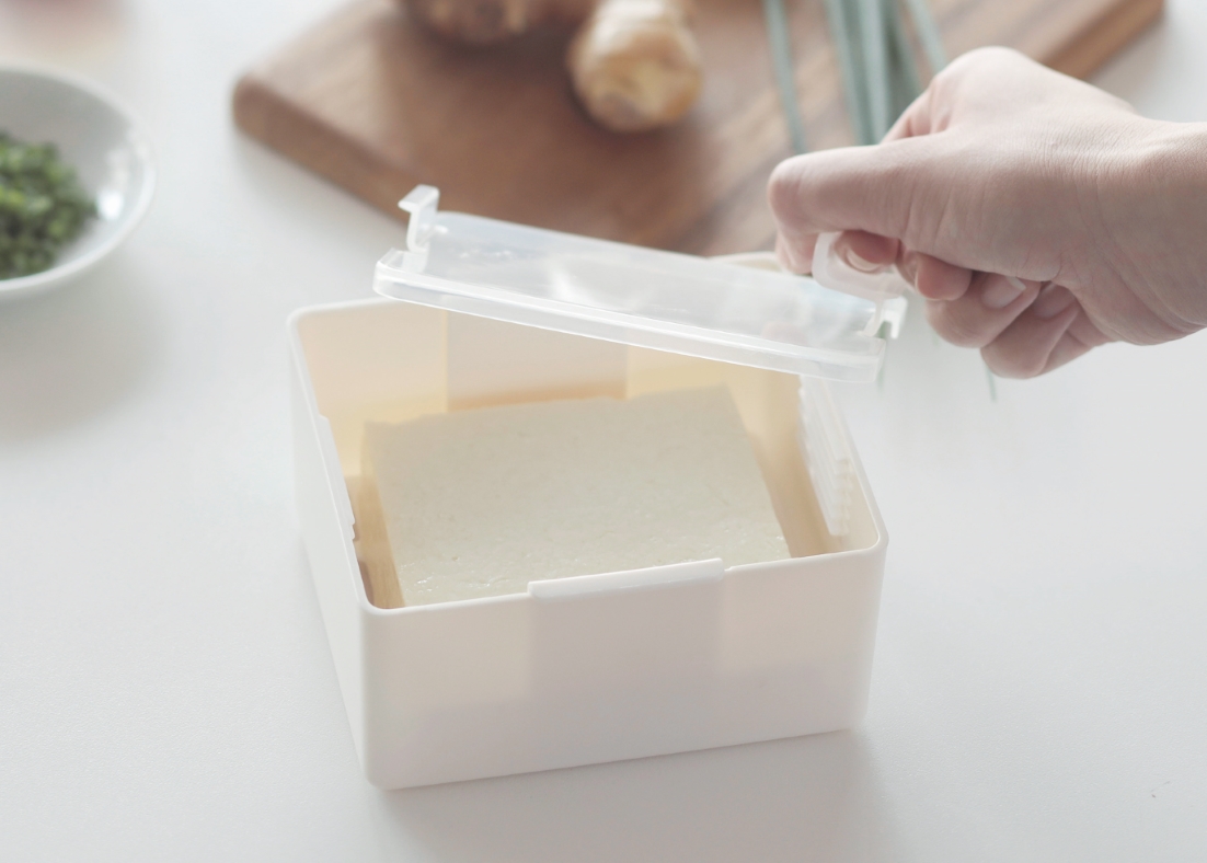 押し板の圧力で簡単に豆腐の水切りができるアイテムが新発売。｜株式会社マーナのプレスリリース