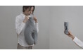 息を吹き込むだけで膨らみ、小さくたためる「fuu ネックピロー」にWEB限定色のライトグレーが新発売