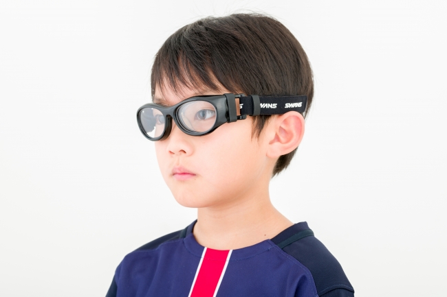 Zoff 子ども用スポーツメガネ Swans Eyeguard のzoffオリジナルカラーが新登場 企業リリース 日刊工業新聞 電子版