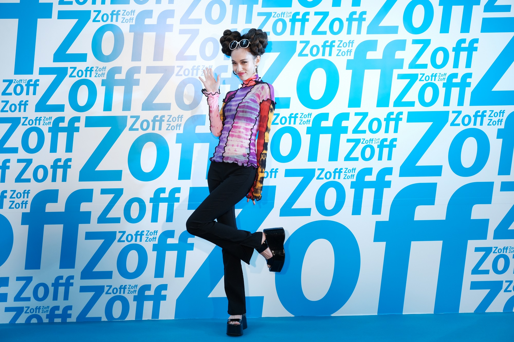 Zoff 日本の最新スタイルを香港に届けよ モデル水原希子がスパイミッションを遂行 株式会社インターメスティックのプレスリリース