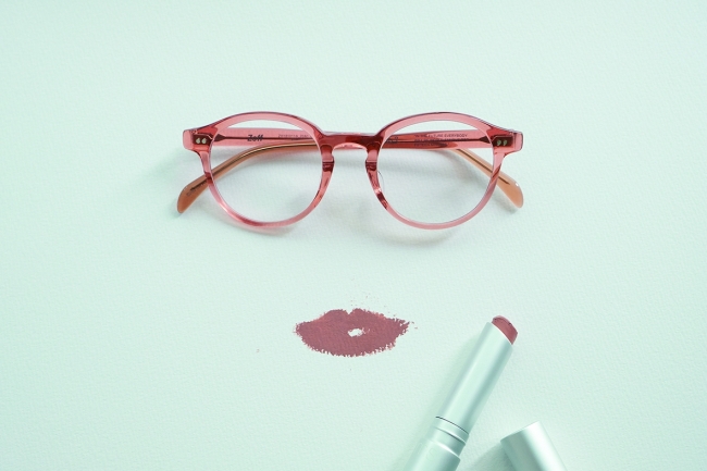 2019年1月9日公開 メガネ偏愛コラム【マットのリップスティックと艶のあるメガネについて